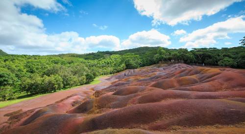 Les formations ondulées de la Terre des Sept Couleurs à Chamarel, révélant ses teintes géologiques naturelles